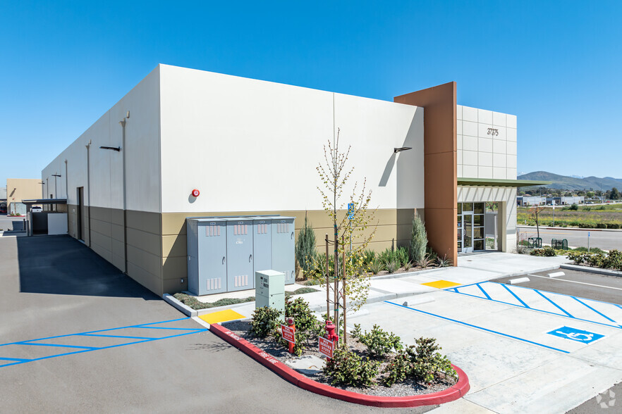 37375 Industry Way, Murrieta, CA for lease - Building Photo - Image 3 of 7