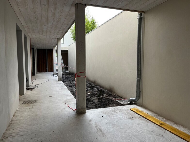 Office in Bordeaux for lease - Building Photo - Image 2 of 9