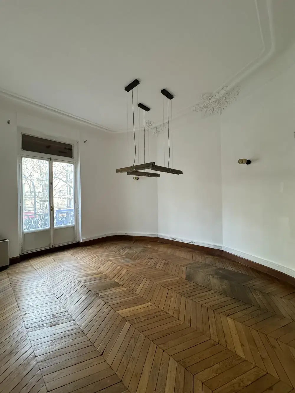 Office in Paris for lease Interior Photo- Image 1 of 17