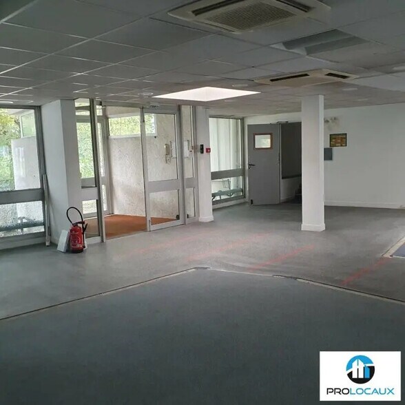 Flex in Meylan for lease - Interior Photo - Image 2 of 5