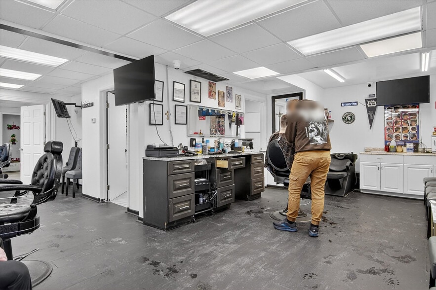 7045 Cooley Lake Rd, West Bloomfield, MI for sale - Building Photo - Image 3 of 13