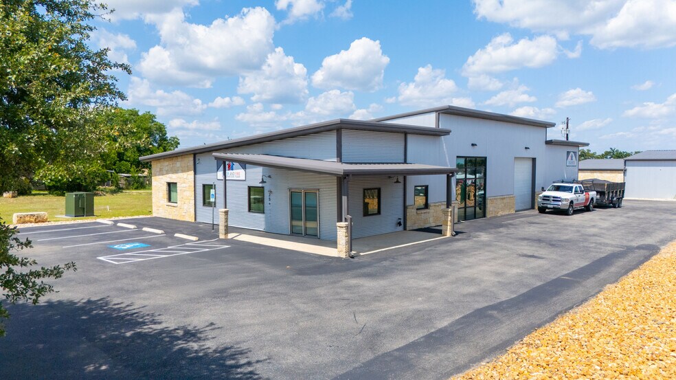 23 Scenic Loop Rd, Boerne, TX for lease - Primary Photo - Image 1 of 3