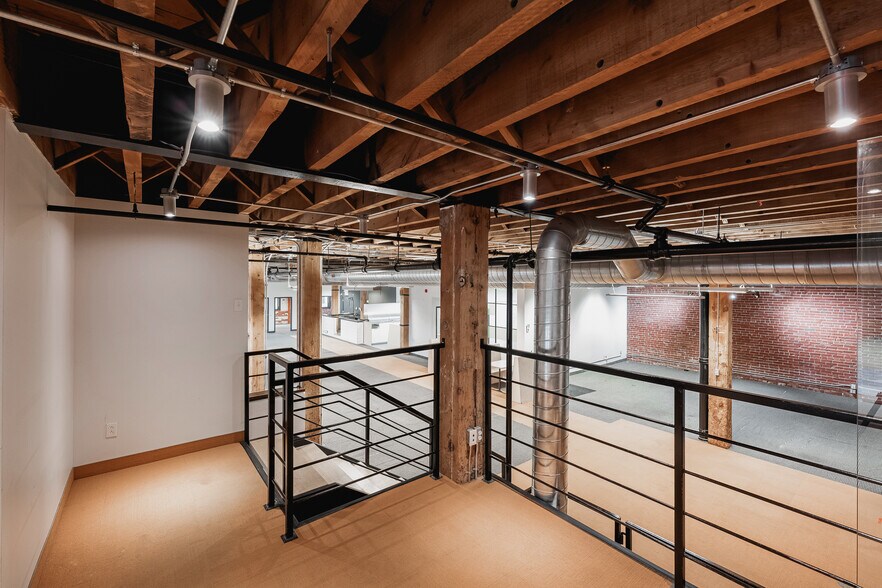 774 Rue Saint-Paul O, Montréal, QC for lease - Interior Photo - Image 3 of 7