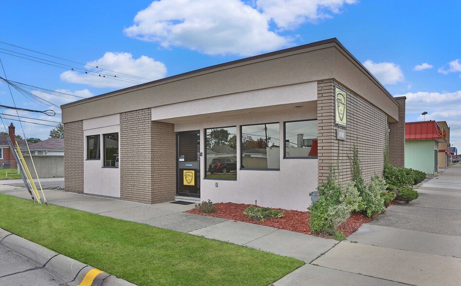 17301 8 Mile Rd E, Eastpointe, MI for sale - Building Photo - Image 1 of 19