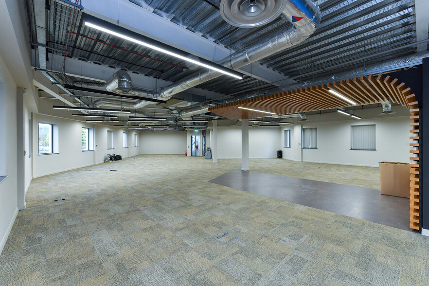 Little Oak Dr, Nottingham for lease - Interior Photo - Image 3 of 5