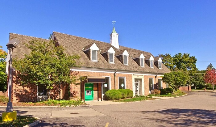 2500 W Maple Rd, Bloomfield Hills, MI for sale - Primary Photo - Image 1 of 1