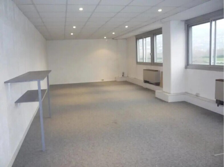 Office in Mandelieu-la-Napoule for lease - Interior Photo - Image 1 of 9