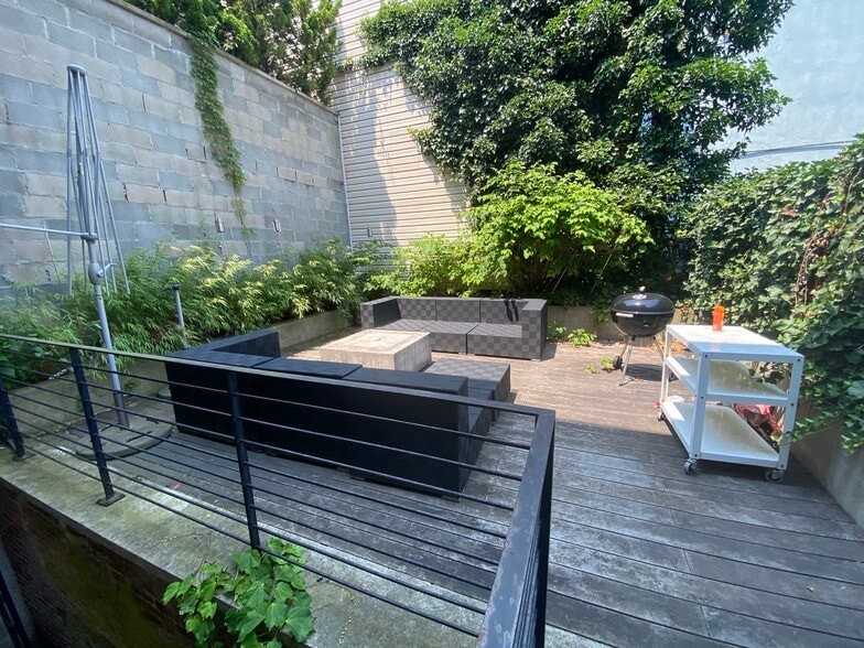 384 Van Brunt St, Brooklyn, NY for lease - Building Photo - Image 3 of 6