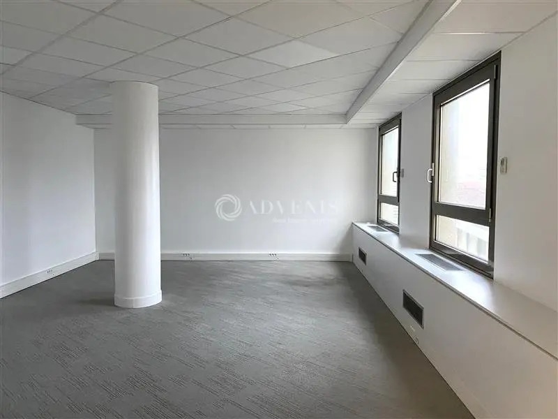 Office in La Garenne-Colombes for lease Interior Photo- Image 1 of 1