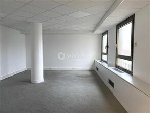 Office in La Garenne-Colombes for lease Interior Photo- Image 1 of 1