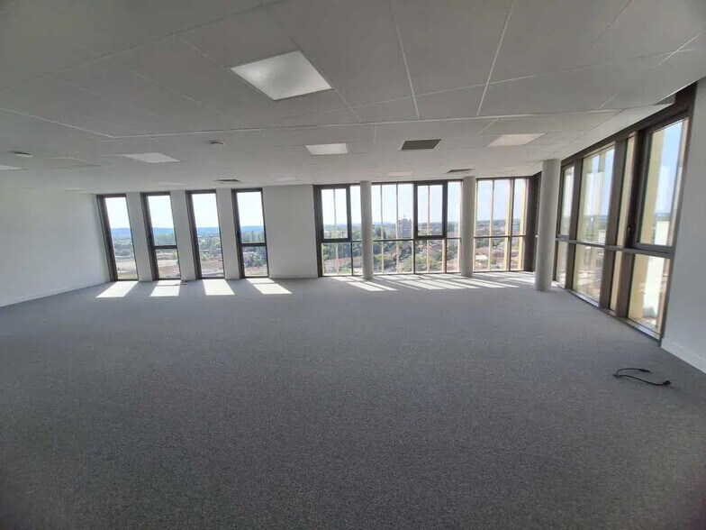 Office in Bordeaux for lease - Interior Photo - Image 3 of 6