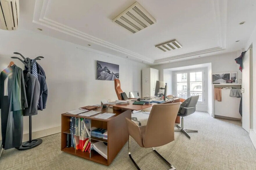 Office in Paris for lease - Building Photo - Image 2 of 9