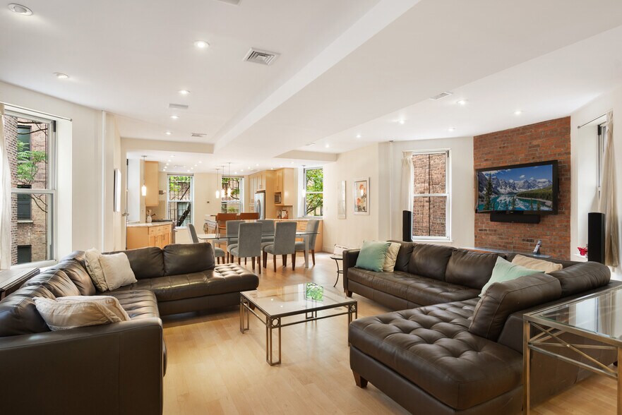 210 W 82nd St, New York, NY for sale - Interior Photo - Image 3 of 13