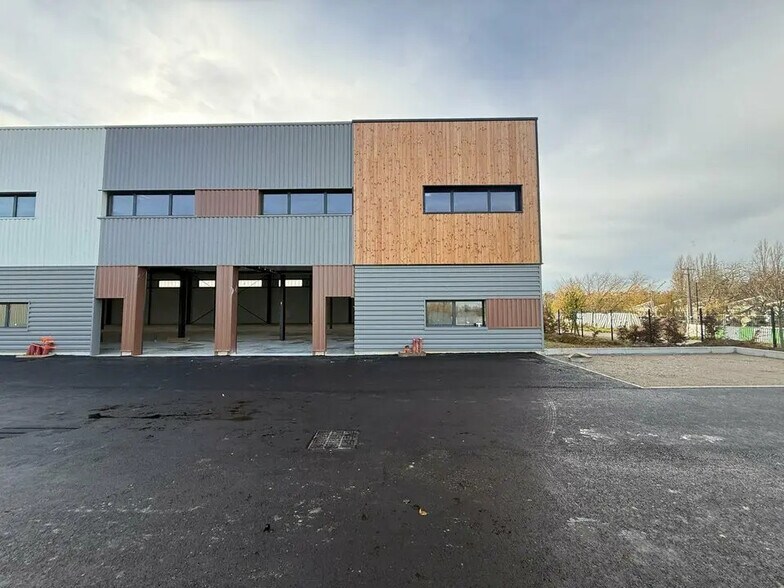 Flex in Viarmes for lease - Building Photo - Image 2 of 47
