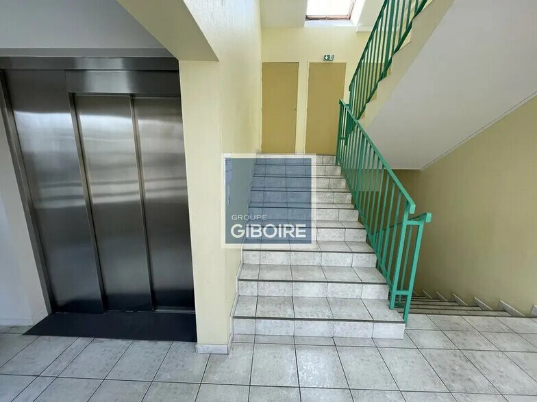 Office in Angers for lease - Building Photo - Image 2 of 6