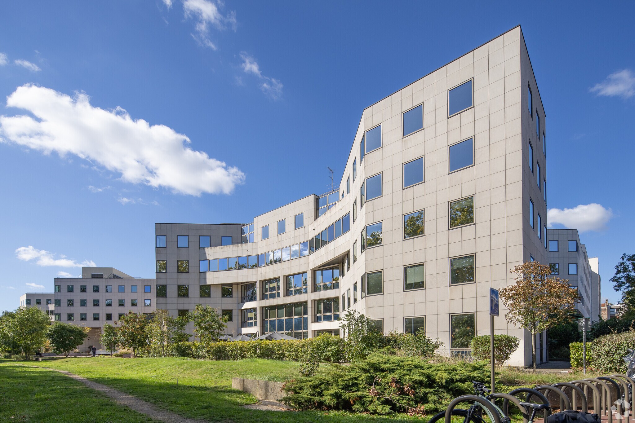 Office in Suresnes for lease Primary Photo- Image 1 of 26