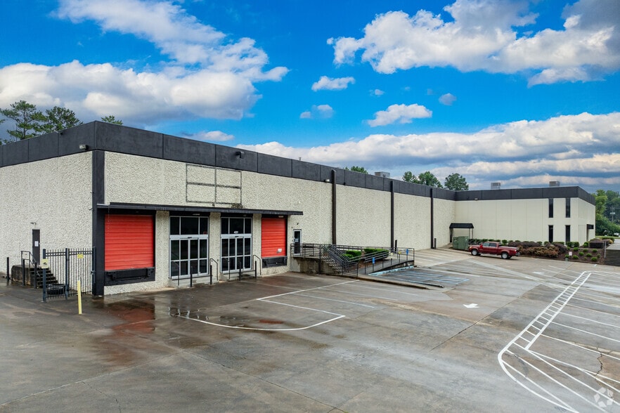 421 DeKalb Industrial Way, Decatur, GA for lease - Building Photo - Image 2 of 5
