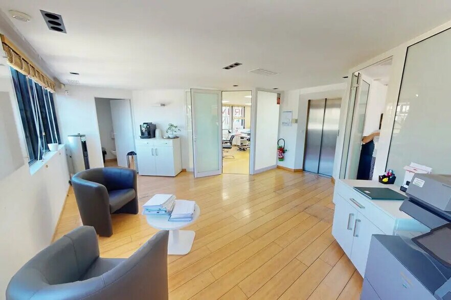 Office in Saint-Raphaël for lease - Building Photo - Image 2 of 10