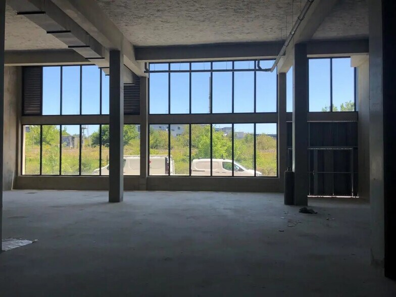 Flex in Bordeaux for sale - Interior Photo - Image 2 of 10