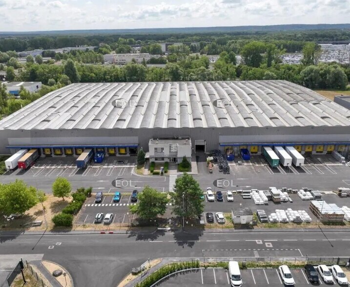 Industrial in Le Meux for lease - Building Photo - Image 3 of 11