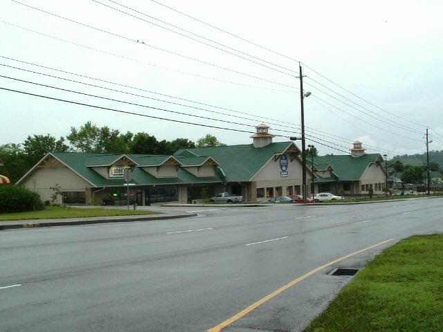 725 Parkway, Sevierville, TN for lease - Building Photo - Image 2 of 8