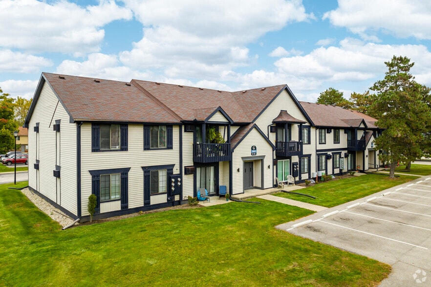 5943 Walnut Cir E18, Toledo, OH for sale - Primary Photo - Image 1 of 34