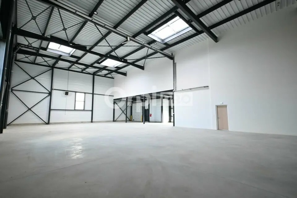 Office in Colombier-Saugnieu for lease Interior Photo- Image 1 of 9