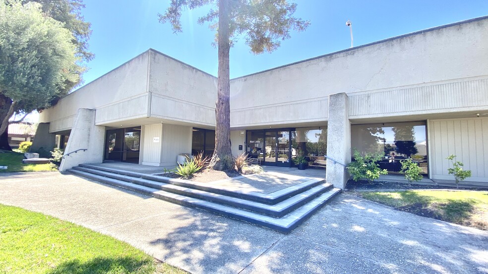 3040 Oakmead Village Dr, Santa Clara, CA for lease - Building Photo - Image 2 of 15