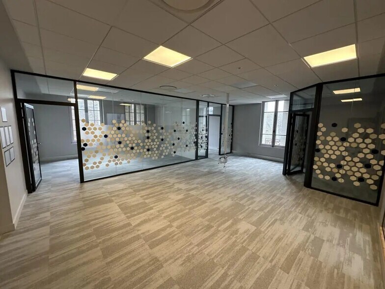 Office in Chartres for lease - Interior Photo - Image 2 of 16