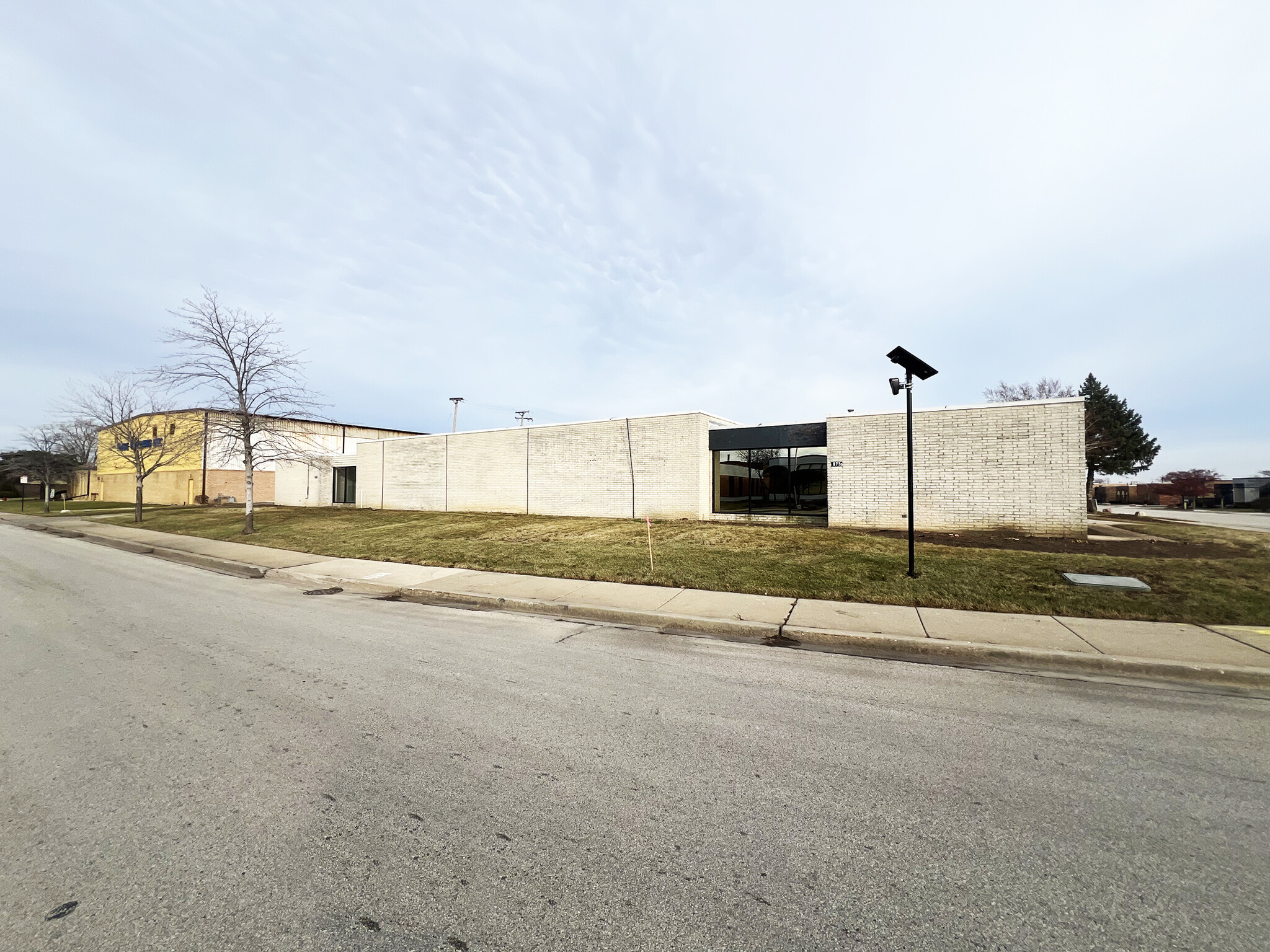 875 Lively Blvd, Elk Grove Village, IL for lease Building Photo- Image 1 of 5