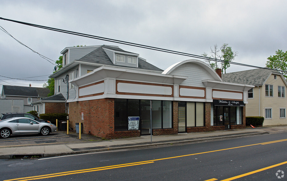 80-82 Carleton Ave, East Islip, NY for sale - Building Photo - Image 1 of 1