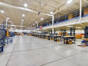 585 Capital Dr, Lake Zurich, IL for lease Interior Photo- Image 2 of 2