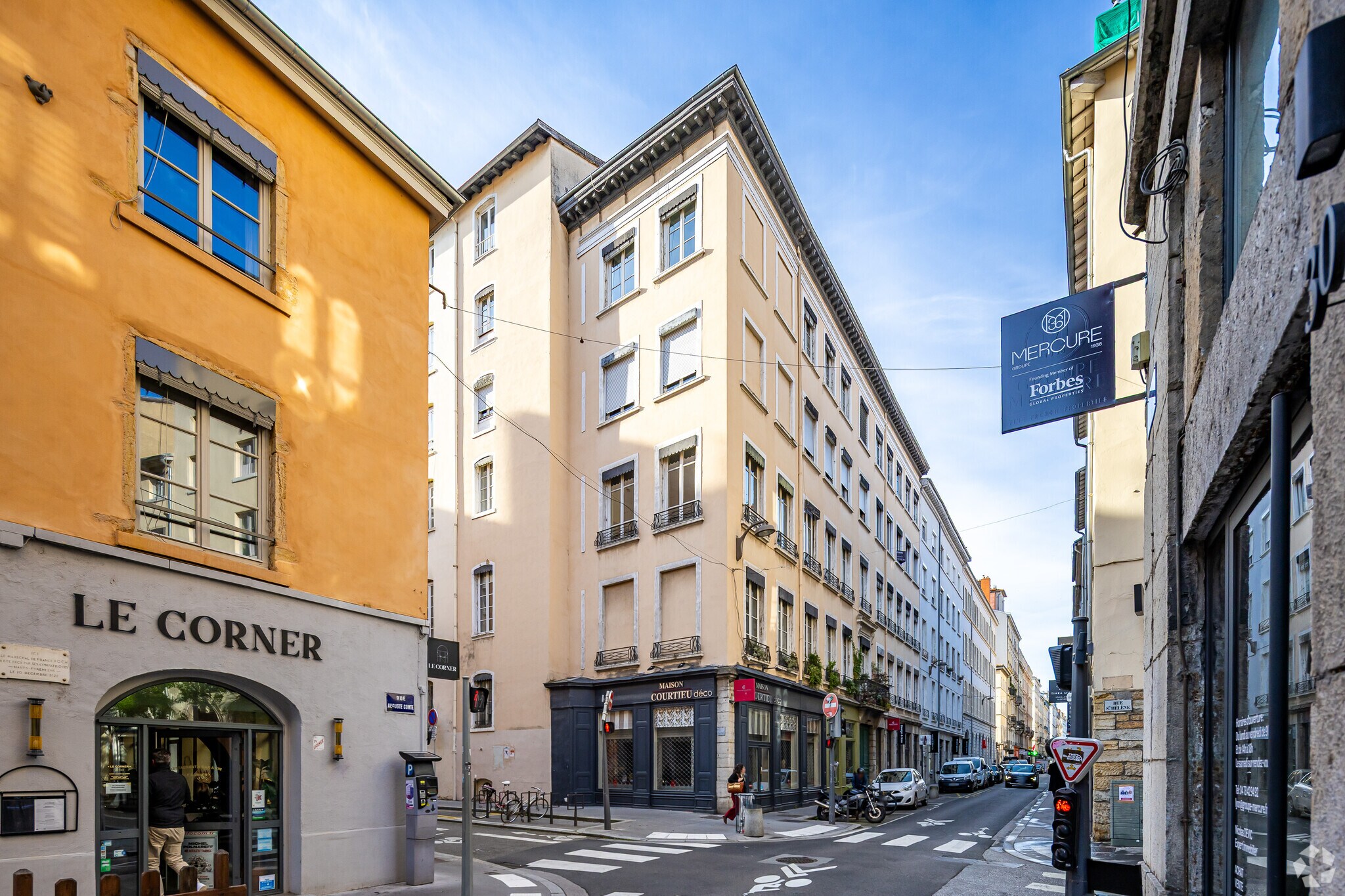 Retail in Lyon for lease Primary Photo- Image 1 of 6