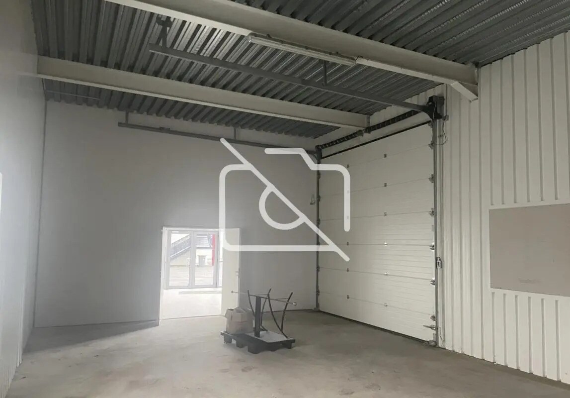Industrial in Les Clayes-sous-Bois for lease Building Photo- Image 1 of 5