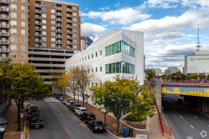 8070 Georgia Ave, Silver Spring, MD for lease - Primary Photo - Image 1 of 4