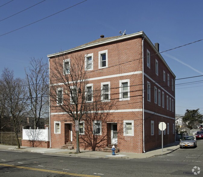 77 Lord Ave, Inwood, NY 11096