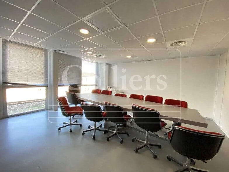 Office in Marseille for lease - Interior Photo - Image 3 of 9