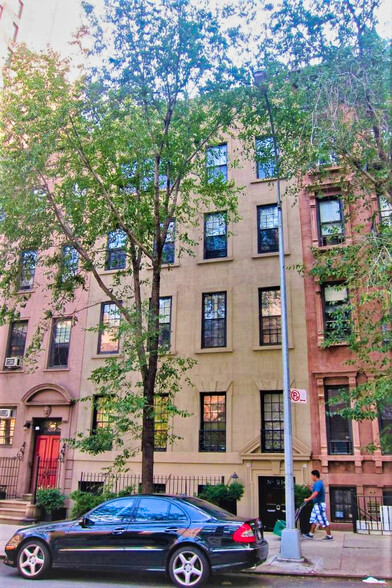 214 E 70th St, New York, NY for lease - Primary Photo - Image 2 of 7