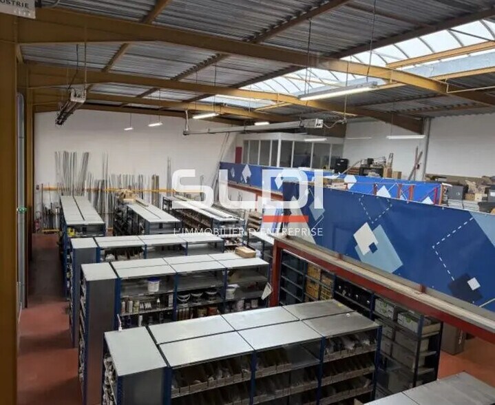 Flex in Lyon for lease - Interior Photo - Image 2 of 5