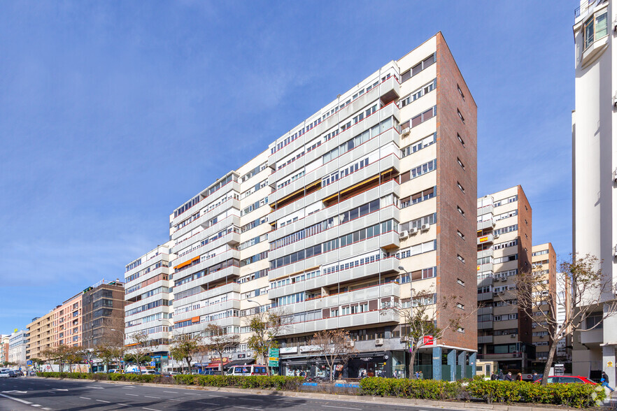 Calle Raimundo Fernández Villaverde, 49, Madrid, Madrid for lease - Primary Photo - Image 1 of 1