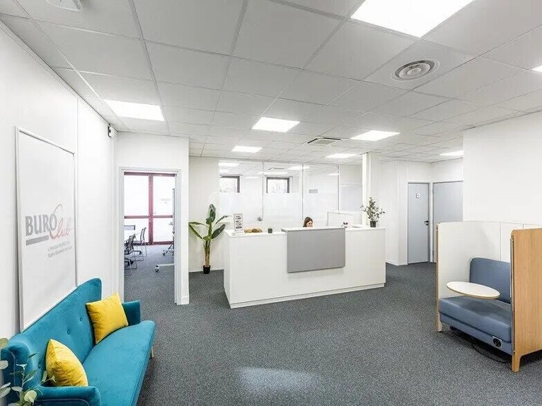 Office in Saint-Germain-en-Laye for lease - Interior Photo - Image 3 of 7