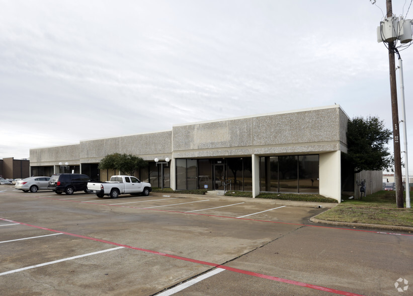 10755 Sanden Dr, Dallas, TX for lease - Building Photo - Image 2 of 5