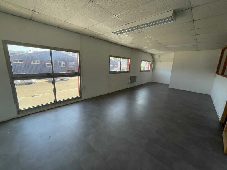 Office in Maromme for lease - Interior Photo - Image 1 of 7