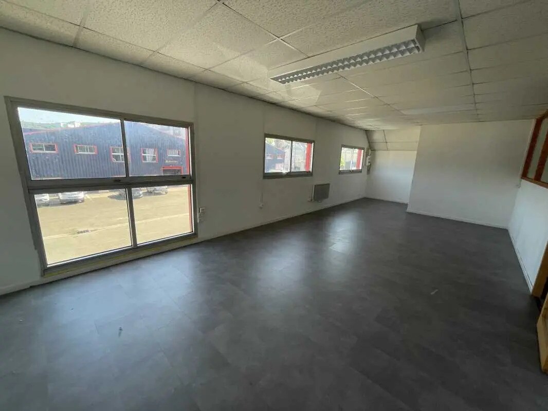 Office in Maromme for lease Interior Photo- Image 1 of 8