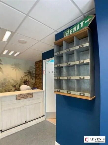 Office in Pessac for lease - Lobby - Image 2 of 8