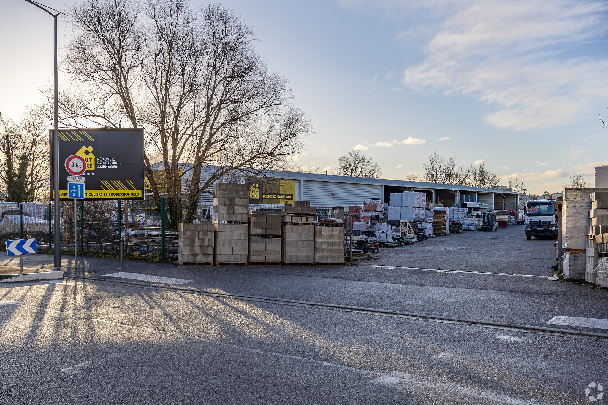 Flex in Vaulx-en-Velin for sale Building Photo- Image 1 of 5