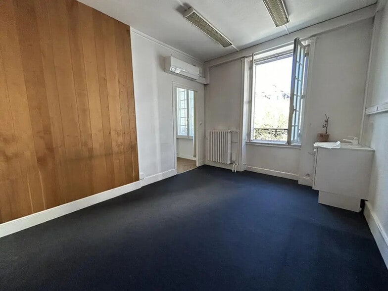 Office in Clermont-Ferrand for sale - Building Photo - Image 3 of 16
