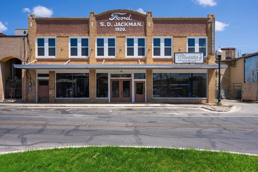 211-215 E Hutchison St, San Marcos, TX for lease - Building Photo - Image 3 of 16