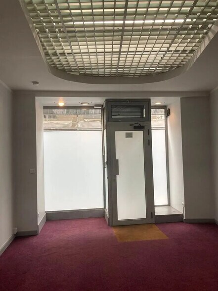 Retail in Paris for lease - Interior Photo - Image 2 of 4