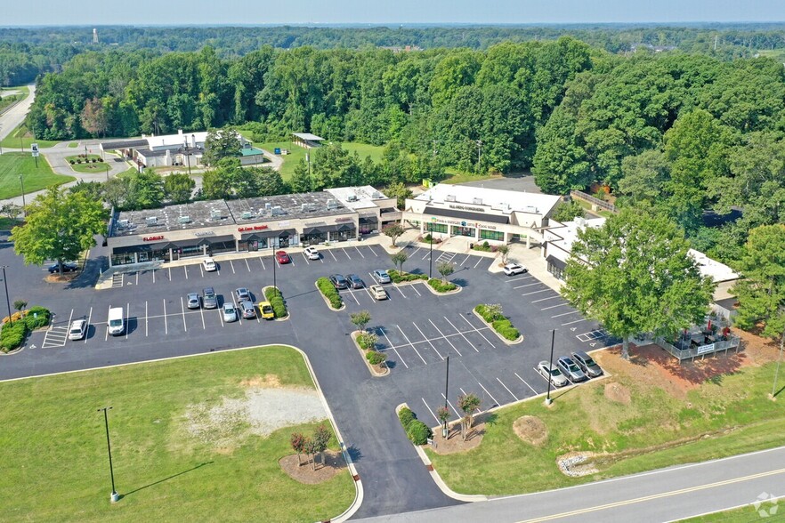 5000 High Point Rd, Greensboro, NC for lease - Building Photo - Image 3 of 13